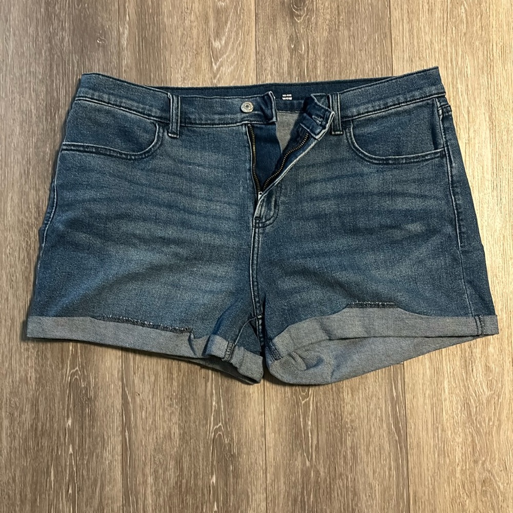 Women’s Old Navy cuffed shorts || size 14 || mid-rise || NWOT